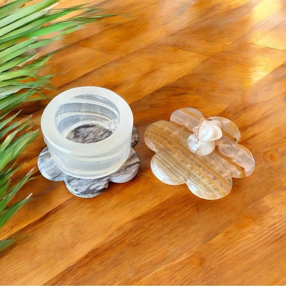 Vintage Carved Onyx Stone Lidded Trinket Dish – Flower Shaped - Picture 3 of 12
